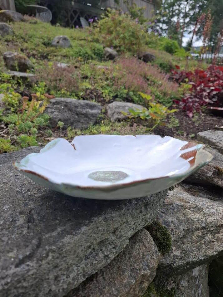Vågformat fat i vit glasyr