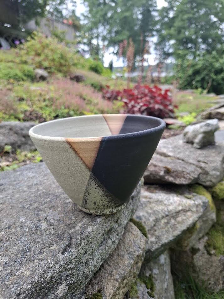 Skål med grafisk trekantsdekor i svart, grön och beige