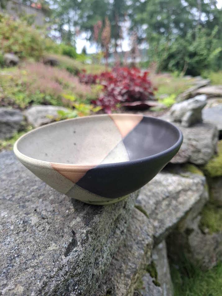 Skål med tredelad dekor i svart, beige och grön