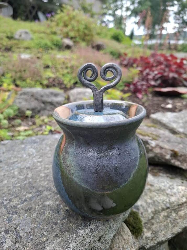 Burk med lock i grågrön glasyr och spiralformad knopp