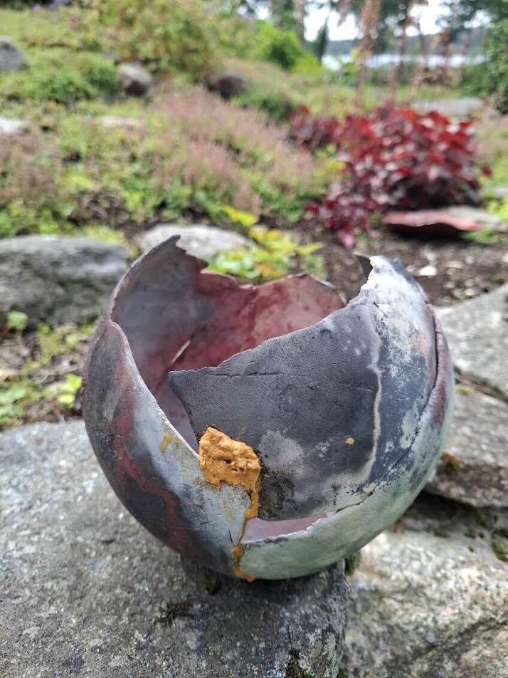 Glödugnsbränd öppet skålformat föremål med guldblad vid brottkanten