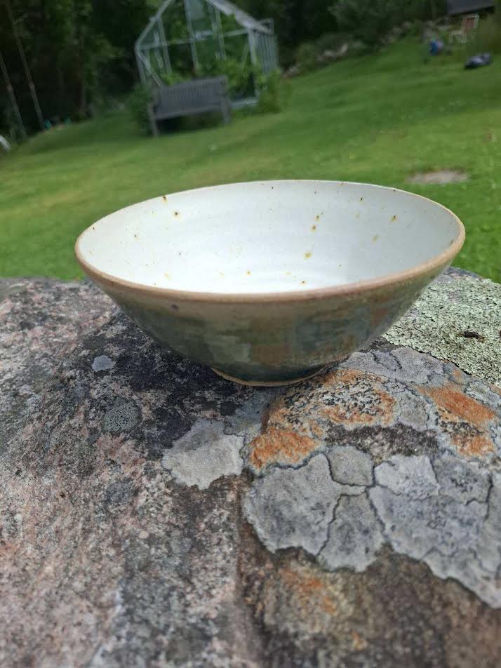 Skål i vit glasyr med rå lerfot