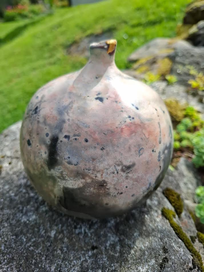 Glödugnsbränt, lökformat prydnadsföremål i rosa och grå/mörka toner