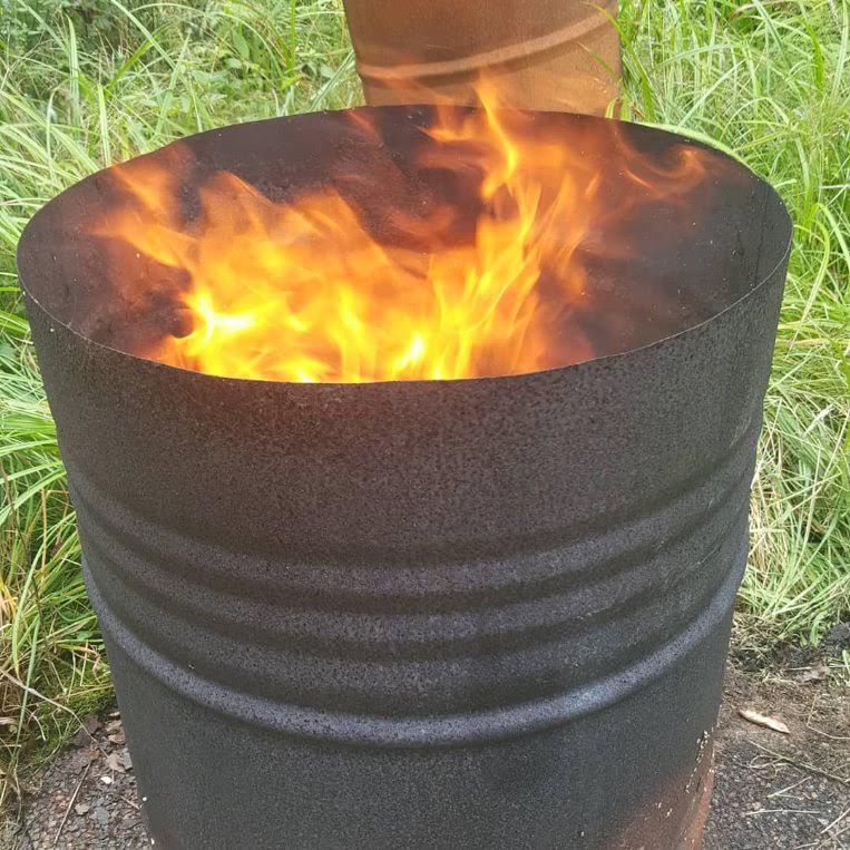 Glödbränning i en tunna med öppen eld